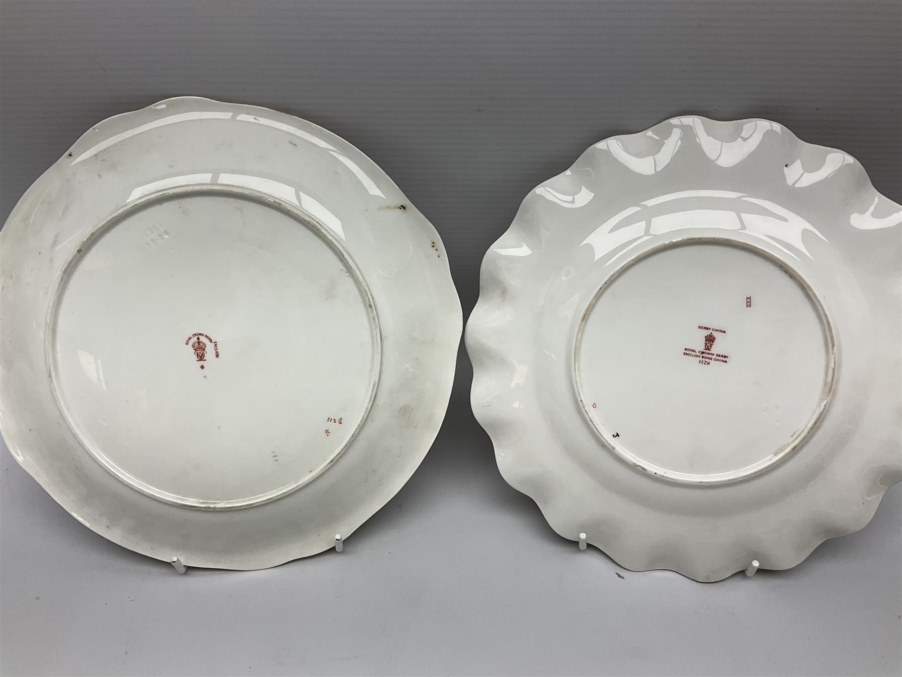 20th century Royal Crown Derby Imari 1128 pattern tea wares, comprising six teacups, five saucers, five side plates, a pair of serving plates, and one other with wavy rim, each with printed marks beneath including various year cyphers, side plates D16cm serving plates each approximately D22cm