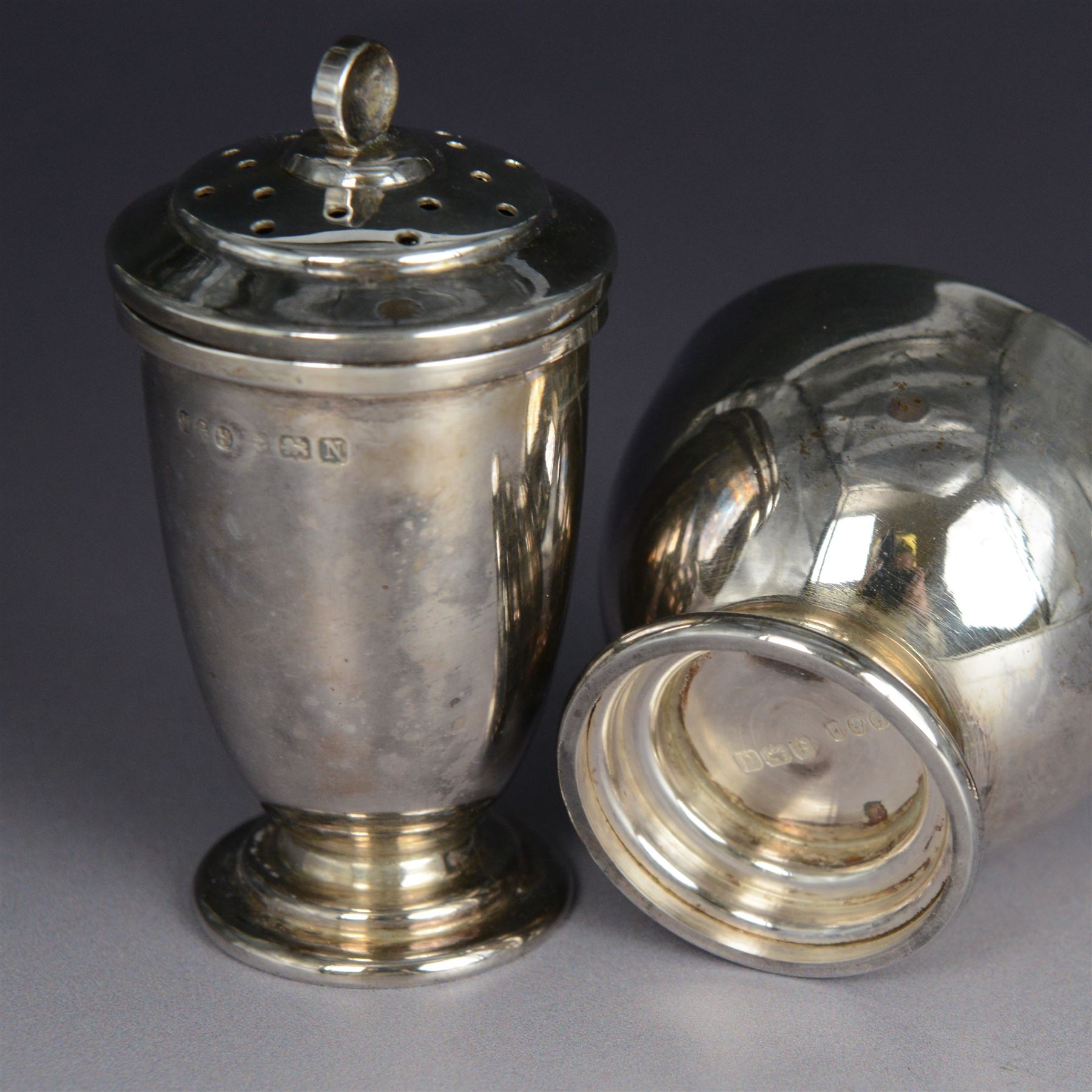 Art Deco silver five piece cruet set, comprising mustard pot, two pepper shakers and two open salts, hallmarked Hukin & Heath Ltd, Birmingham 1937, together with two silver salt spoons, hallmarked, mustard pot and salts with frosted glass liners, all contained within fitted tooled leather case
