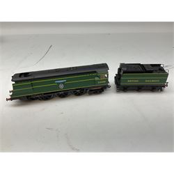 Hornby '00' gauge - Battle of Britain Class 4-6-2 locomotive '92 Squadron' No.34081; and Class 9F 2-10-0 locomotive No.92239 with weathered finish; both boxed (2)