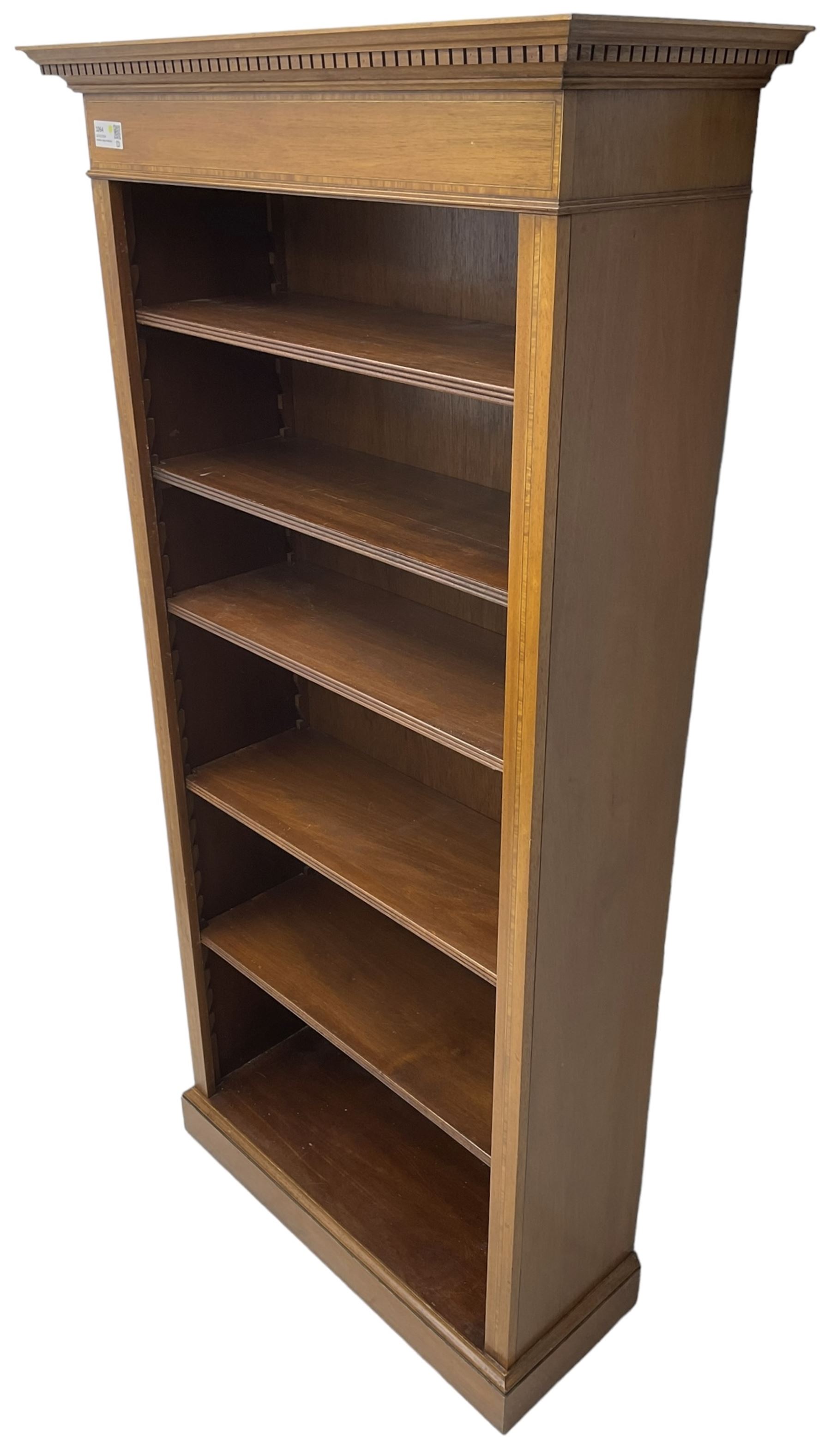 Edwardian inlaid mahogany open bookcase, projecting dentil cornice over crossbanded frieze, fitted with four adjustable shelves with reeded facias, on skirted base