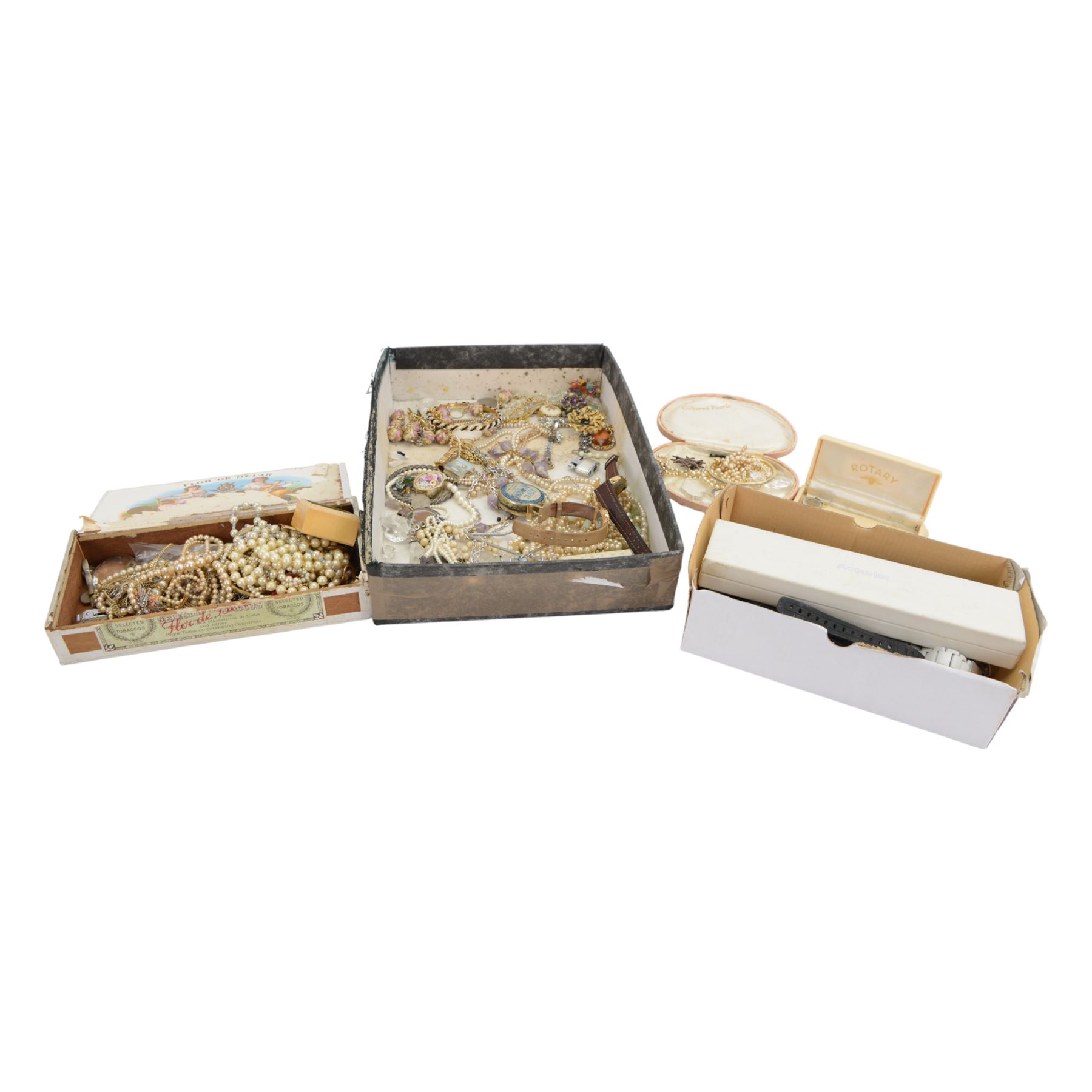 Collection of watches, including Seiko and Lorus examples, silver locket and a collection of costume jewellery