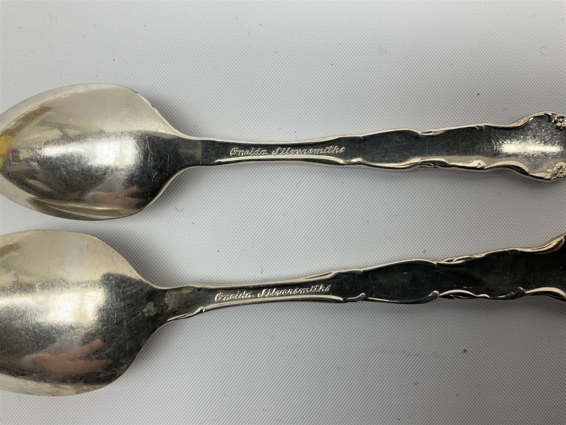 Oneida Community silver plated cutlery in the Mansion House pattern, comprising fithteen teaspoons, twelve soup spoons and six serving spoons together with matched cutlery, compromising fourteen forks, twentythree knives, twelve spoons, ten dessert spoons, one teaspoons,and a selection of other cutlery. 