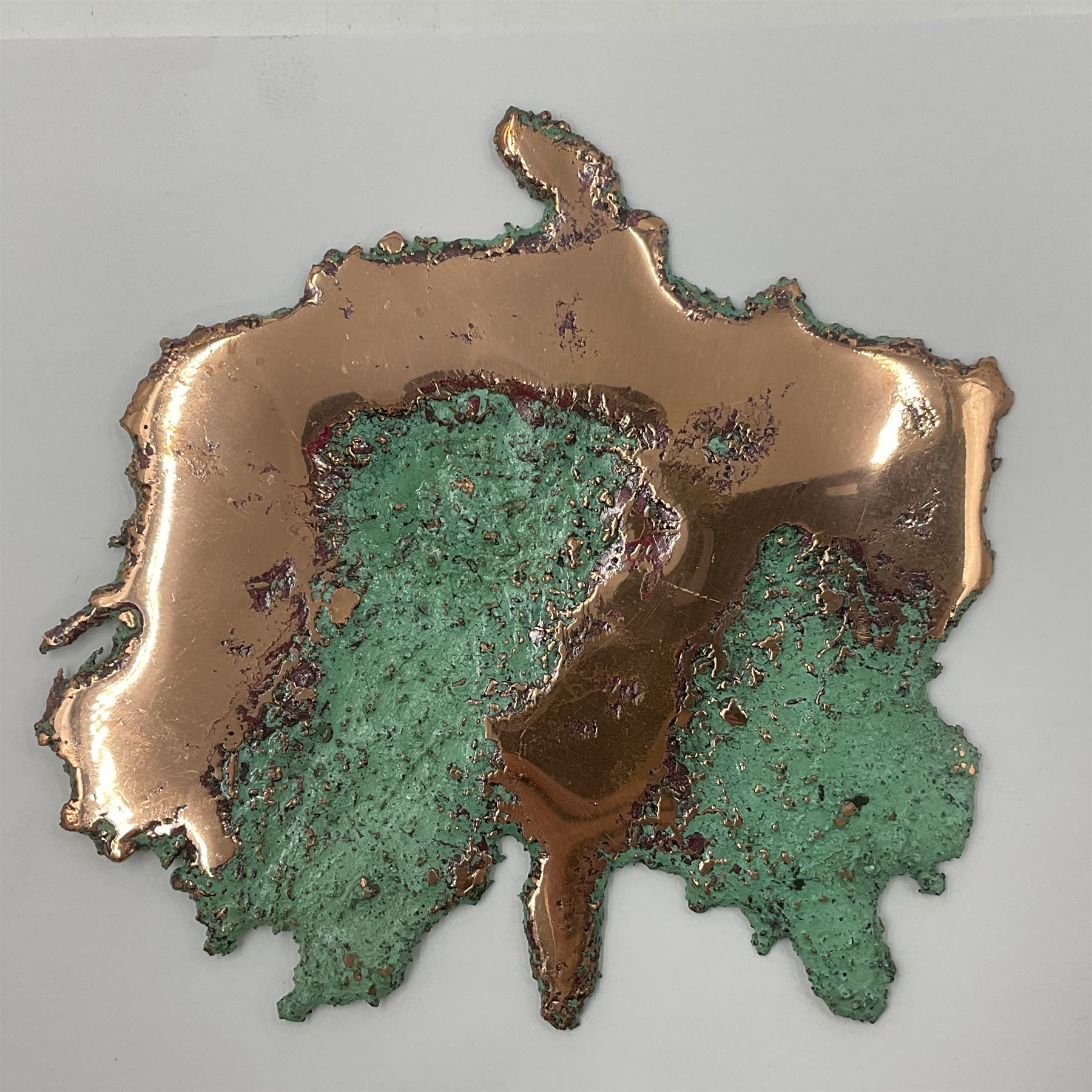 Large free form copper splash, with green patina and polished copper accents, H17cm, L17cm