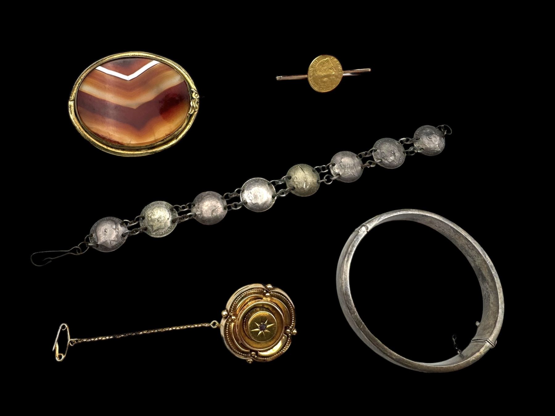 Victorian gold amethyst brooch, 20ct gold coin mounted on 9ct gold bar brooch, silver bangle, silver bracelet and an agate brooch