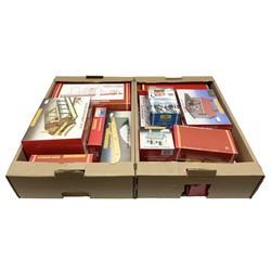 Hornby '00' gauge - nineteen construction kits for trackside buildings and accessories including Grand Suspension Bridge, London Road Station, River Bridge, Viaduct, Engine Shed, Railway Cottages, Water Towers, Girder bridge, Houses, Bell Inn etc; all boxed (19)