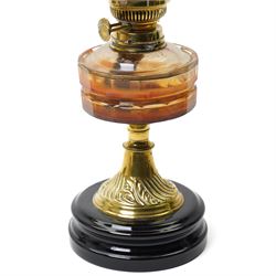 Victorian table oil lamp with cranberry glass shade, clear glass reservoir and brass column on circular base H58cm