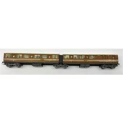 Hornby Dublo - pre-war D2 two-coach LNER articulated unit, all third class/brake third,  in reproduction box.
