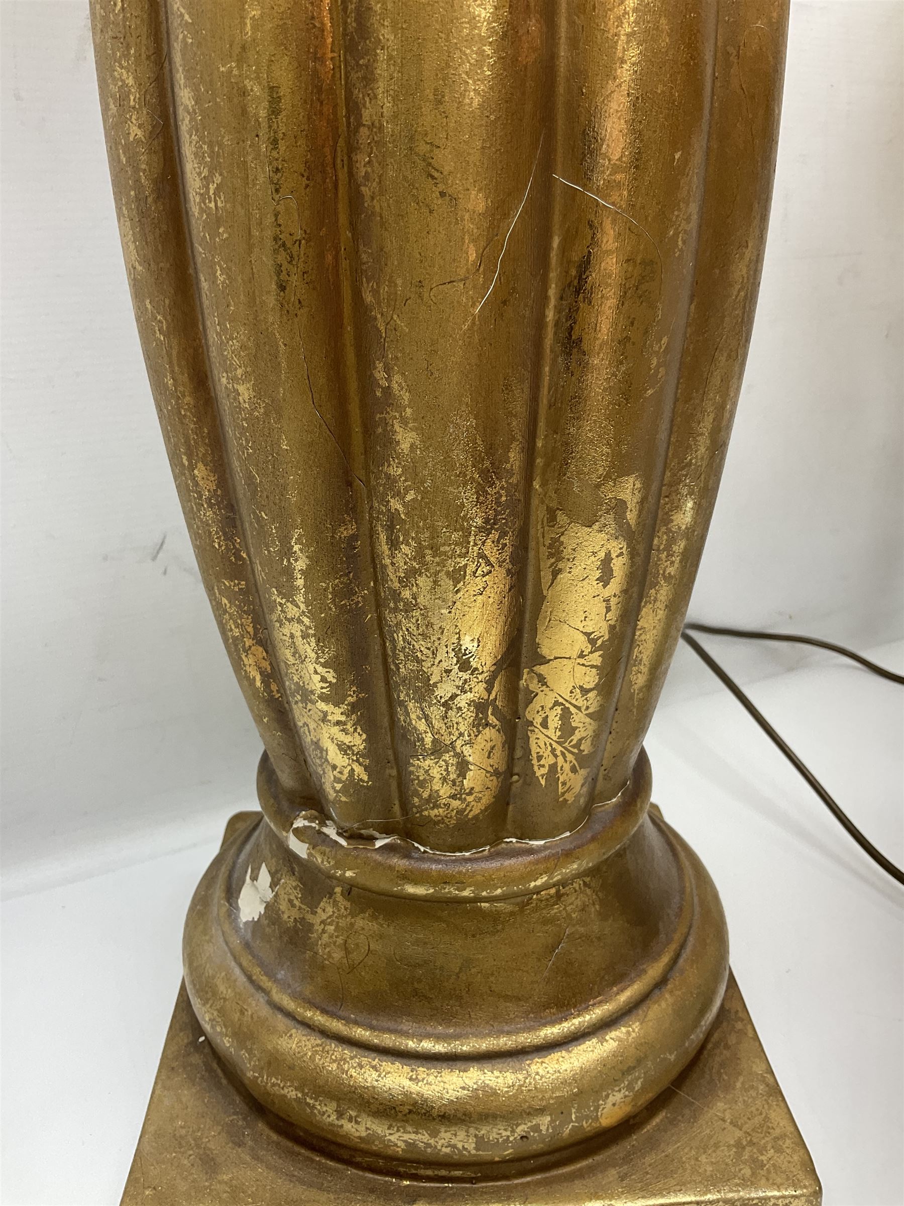 Green onyx and gilt metal table lamp decorated with puttos, together with gilt jardiniere stand and two other table lamps, stand H62cm