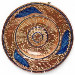Hispano Moresque 19th century charger, decorated in copper lustre and cobalt blue with feathers and floral motifs, D37cm 
