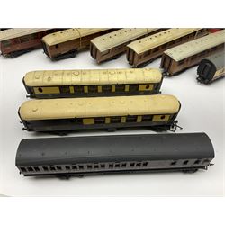 '00' gauge - seven boxed and seventeen unboxed passenger coaches including kit-built, Hornby, Bachmann, Mainline, Tri-ang, Dapol etc (24)