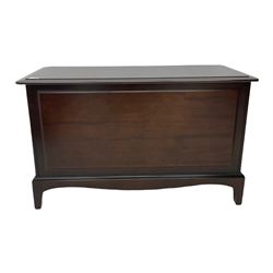 Stag - Minstrel range mahogany three drawer chest, pair of matching bedside stands and blanket box