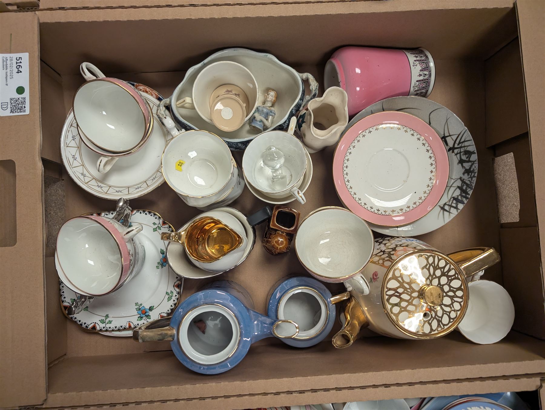 Royal Doulton Balloon Man and Balloon Lady relief plates, Hornsea Fauna vases, tea wares and other ceramics and glassware in three boxes 