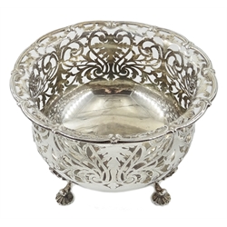  Silver pedestal bowl open fretwork decoration by William Hutton & Sons Sheffield 1913 19.5 x 13cm 12oz  