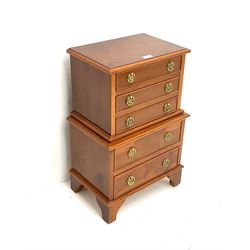 Dwarf chest of drawers, five graduating drawers, bracket supports