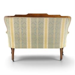 Edwardian mahogany three-piece salon suite, comprising settee and two armchairs, shaped frames with upholstered backs, scrolled arm supports and serpentine seat rails, upholstered in striped floral damask fabric, on cabriole supports with castors (Armchairs: H 96cm, W 70cm, D 68cm)