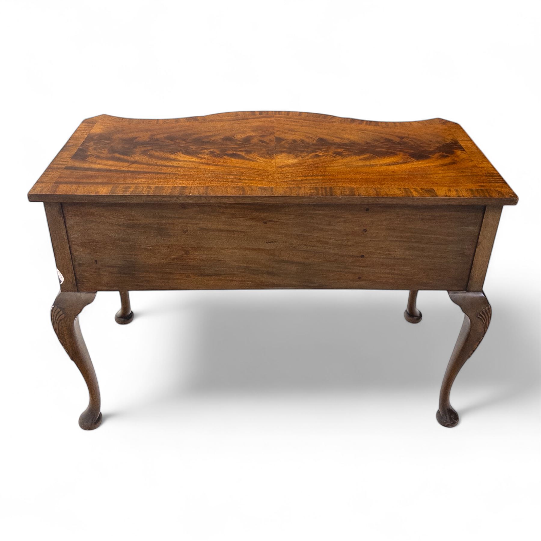 20th century figured walnut serpentine dressing table, moulded top with book-matched veneers over an arrangement of five drawers fitted with brass swan neck handles, on cabriole supports with shell carved knees