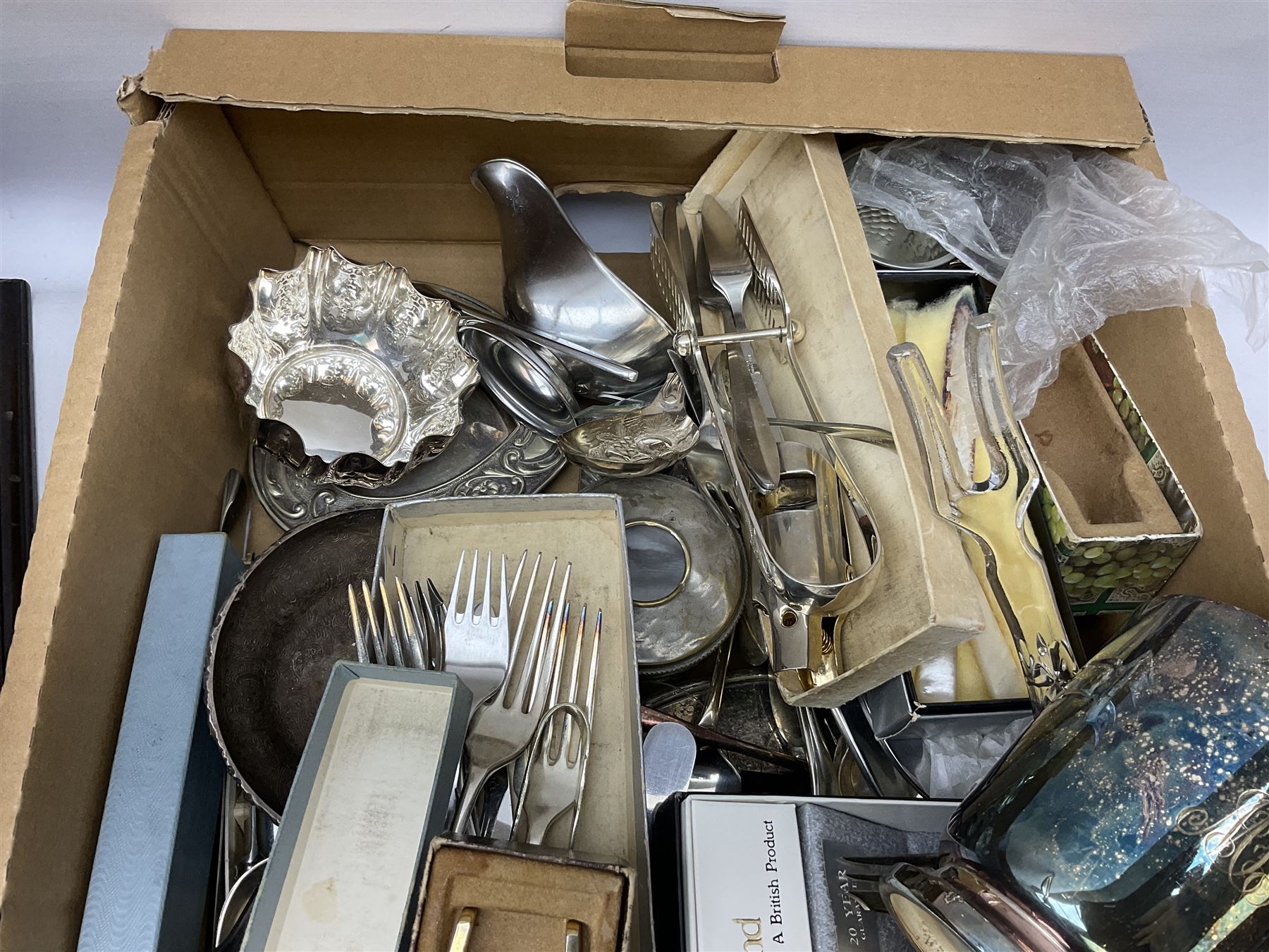 Quantity of silver plate, to include fish knives and forks with silver ferrules, halmarked, Coalport and Cutlass cased teaspoons, bowls, tankard, flatware etc, together with two wooden canteen cases, in two boxes 