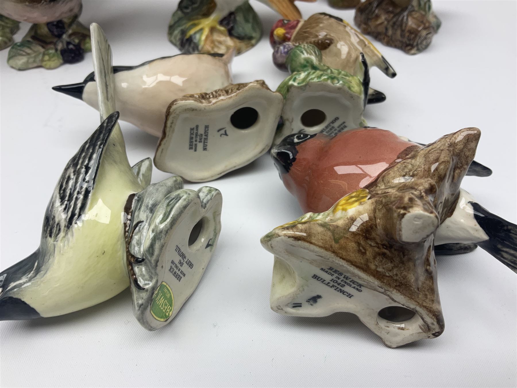 Collection twenty one of Beswick bird figures, to include Lapwing no 2416, Kingfisher no 2671, Red Pigeon 1383, Cuckoo no 2315, Nuthatch no 2418 etc