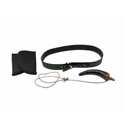 Mexican black leather gunbelt, horn flask with wooden caps, L28cm and two soft pistol covers (4)