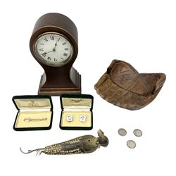 Assorted collectables, to include cased pair of cufflinks detailed with golf clubs and cased tie pin modelled as a golf club, the tie pin stamped Tokyo Silver, together with Queen Victoria and later shillings, and an early 20th century mantle clock, etc., in one box 
