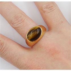 18ct gold single stone tiger's eye signet ring, stamped