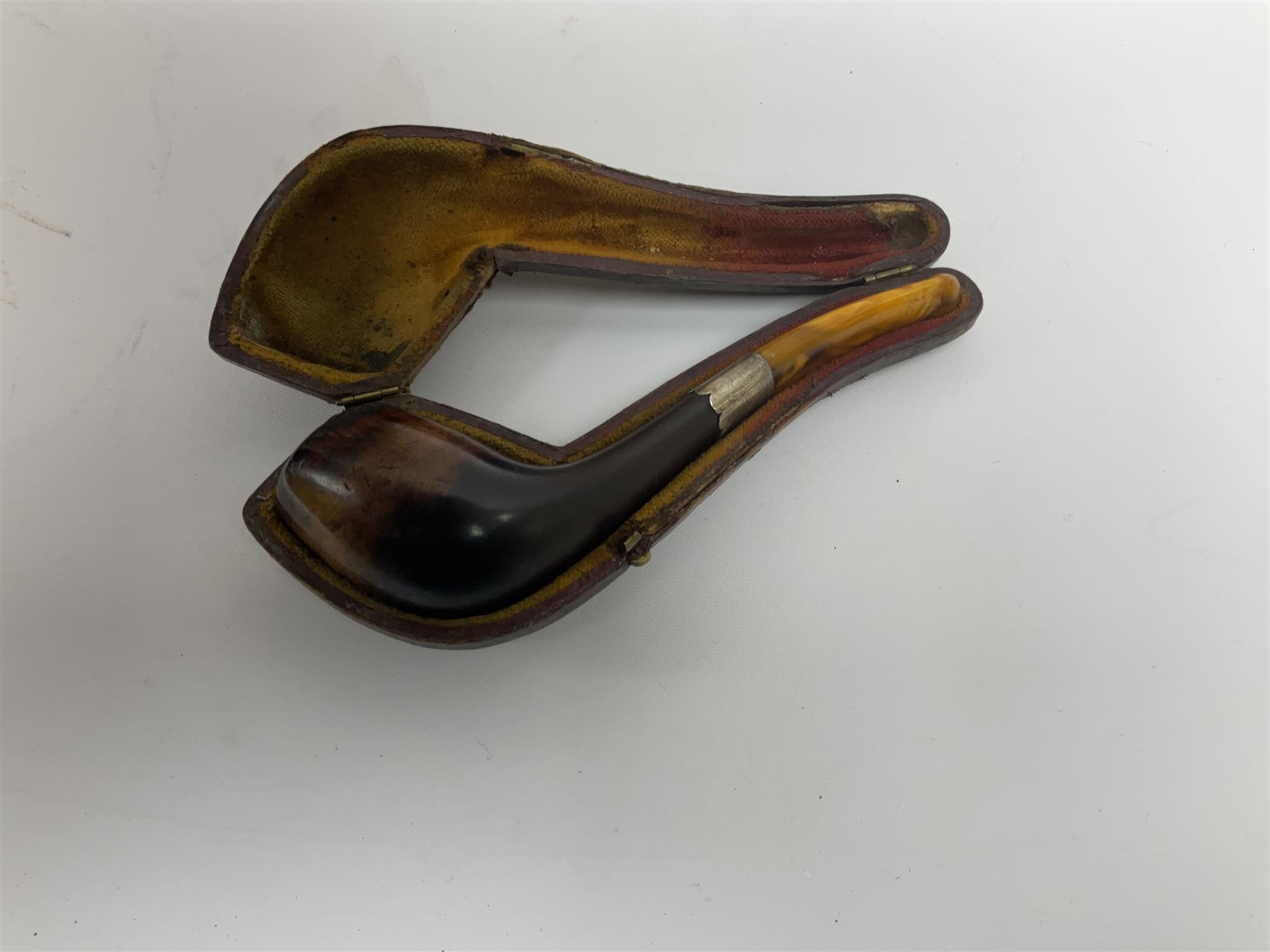 Pipes and two tiered wooden rack together with eleven pipers, including briar pipe carved as a wolf, Sea Dog straight pipe, John Brumfit pipe, meerschaum pipe ect, pipe rack H29.5cm