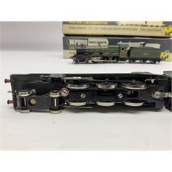 Wrenn '00' gauge - two Castle Class 4-6-0 locomotives - 'Clun Castle' No.7029 (number on buffer beam) in Great Western Green; and 'Cardiff Castle' No.4075 in BR Green; both boxed with instructions (2)