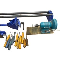 Record wood turning lathe and motor, with a three jaw chuck, tailstock and tool rest, selection of wood turning and woodworking chisels, electric bench grinder with grinding wheel and collet chuck plus a Record bench vice.
