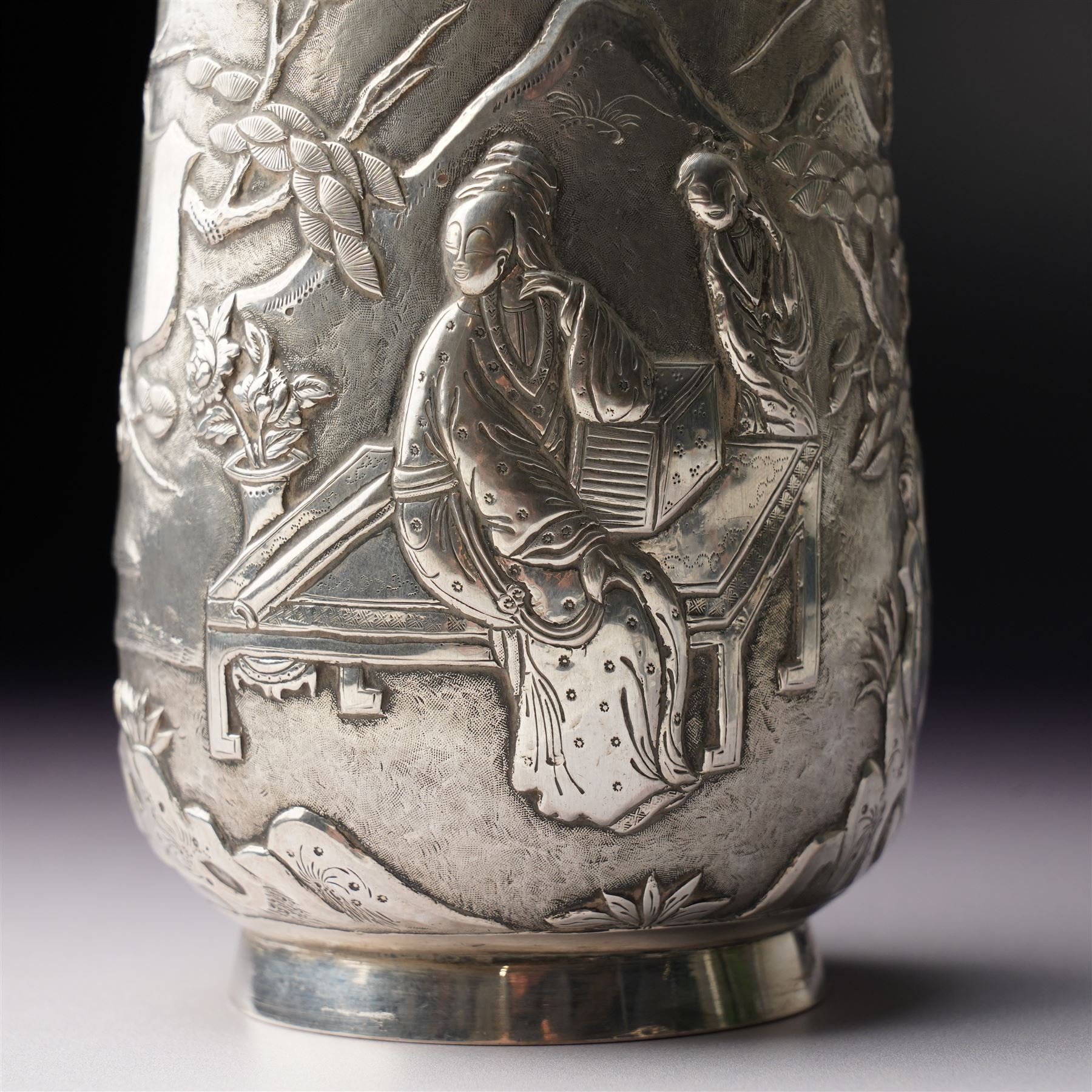 オマーンの工芸品　Silver 925 Chinese export silver mug embossed with figures and landscape with