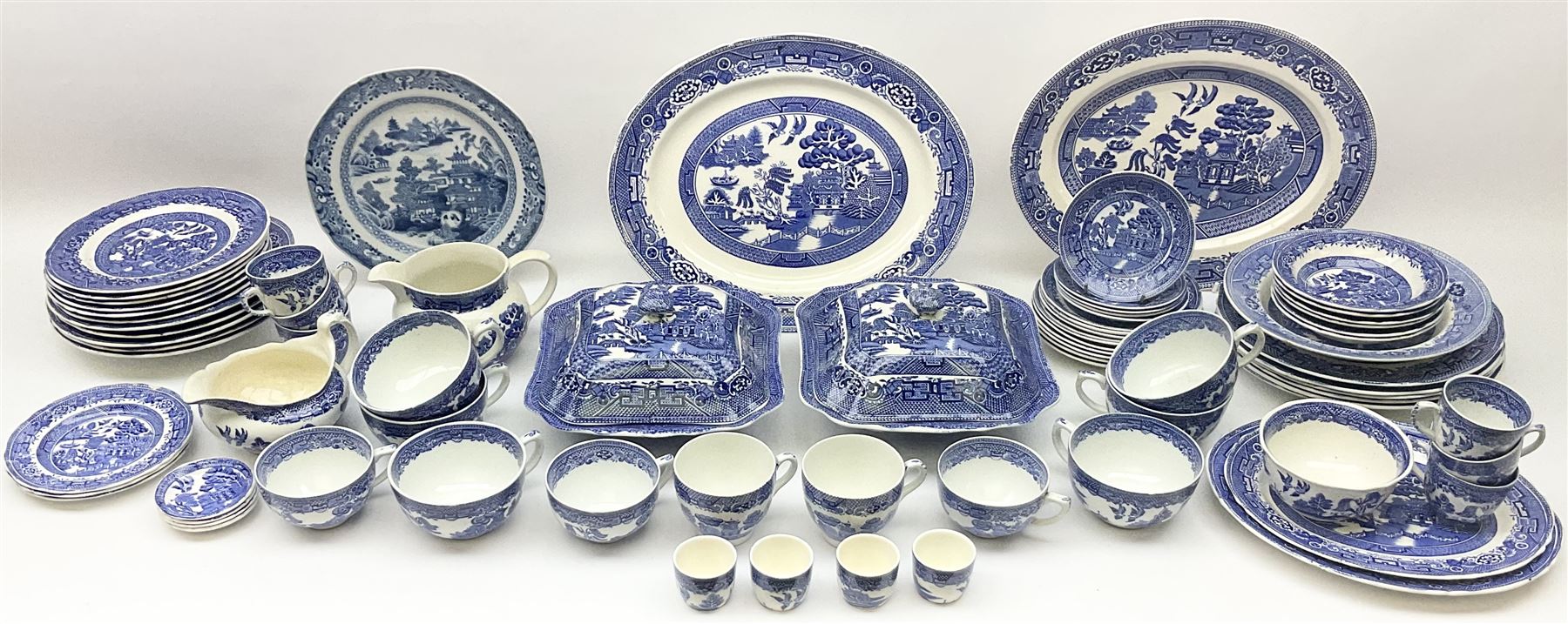 Late 18th/early 19th century Chinese export dinner plate, together with
Royal Venton Ware in Willow pattern, part dinner service, including two covered tureens, jug, six dinner plates, two serving platters, three serving platters, six dinner plates, seven side plates and seven dessert plates etc