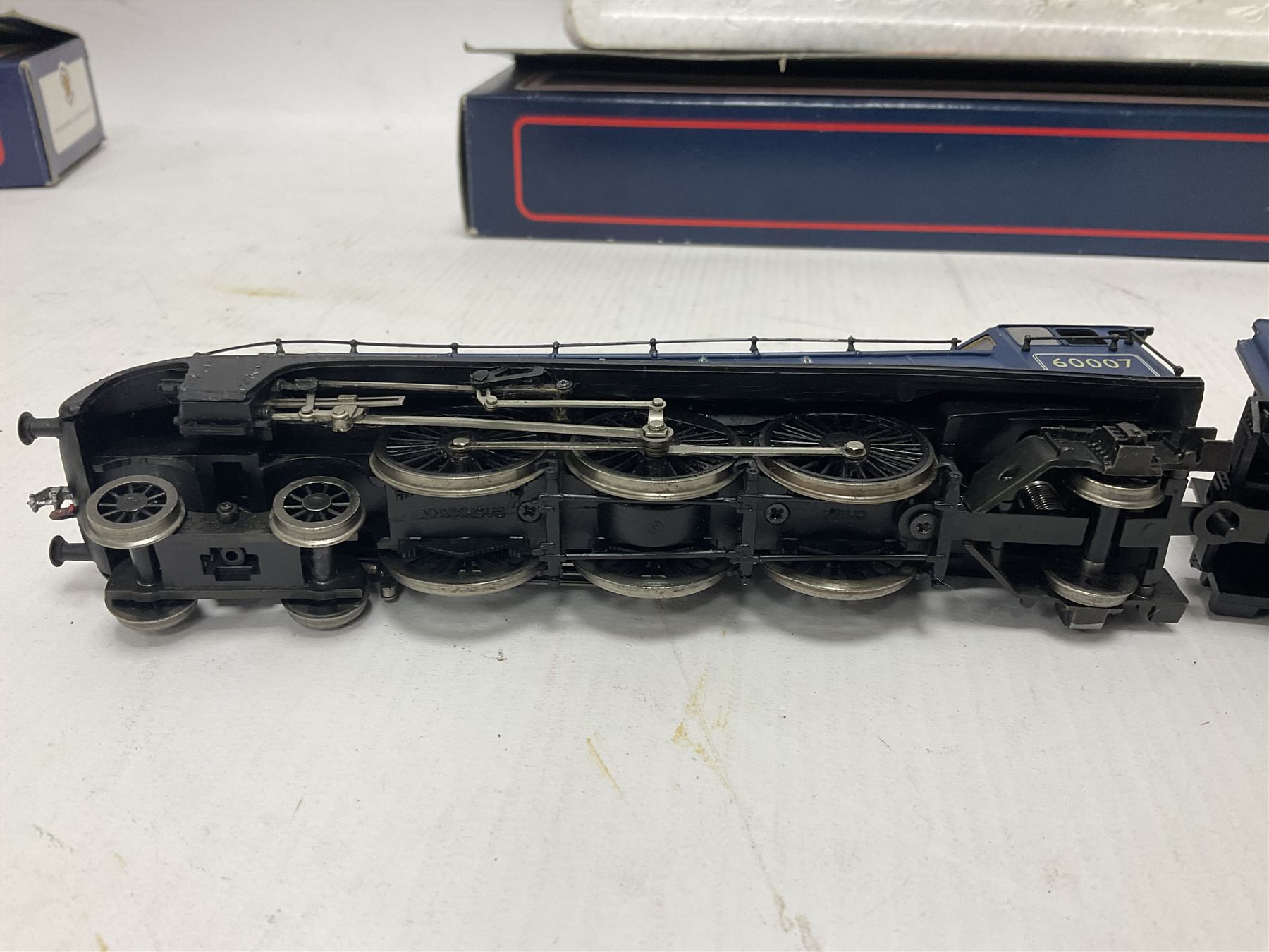 Bachmann ‘00’ gauge - 31551 Gresley Class V2 2-6-2 ‘Green Arrow’ locomotive no.60800 in BR black; 31954 Gresley Class A4 4-6-2 ‘Nigel Gresley’ locomotive no.60007 in BR blue; 31959 Gresley Class A4 Pacific 4-6-2 ‘Miles Beevor’ locomotive no.26 in LNER garter blue; in original boxes (3) 