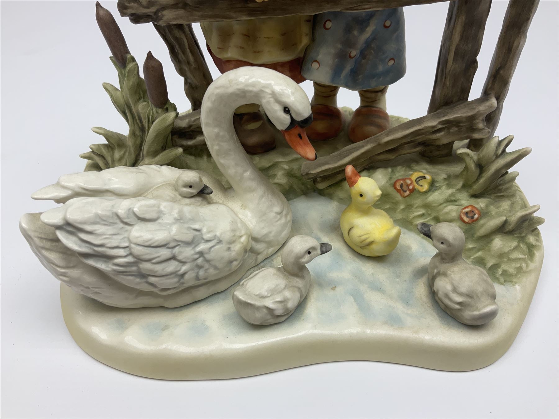 Large Hummel figure group by Goebel, Forever Friends, limited edition 697 of 1000, H28cm