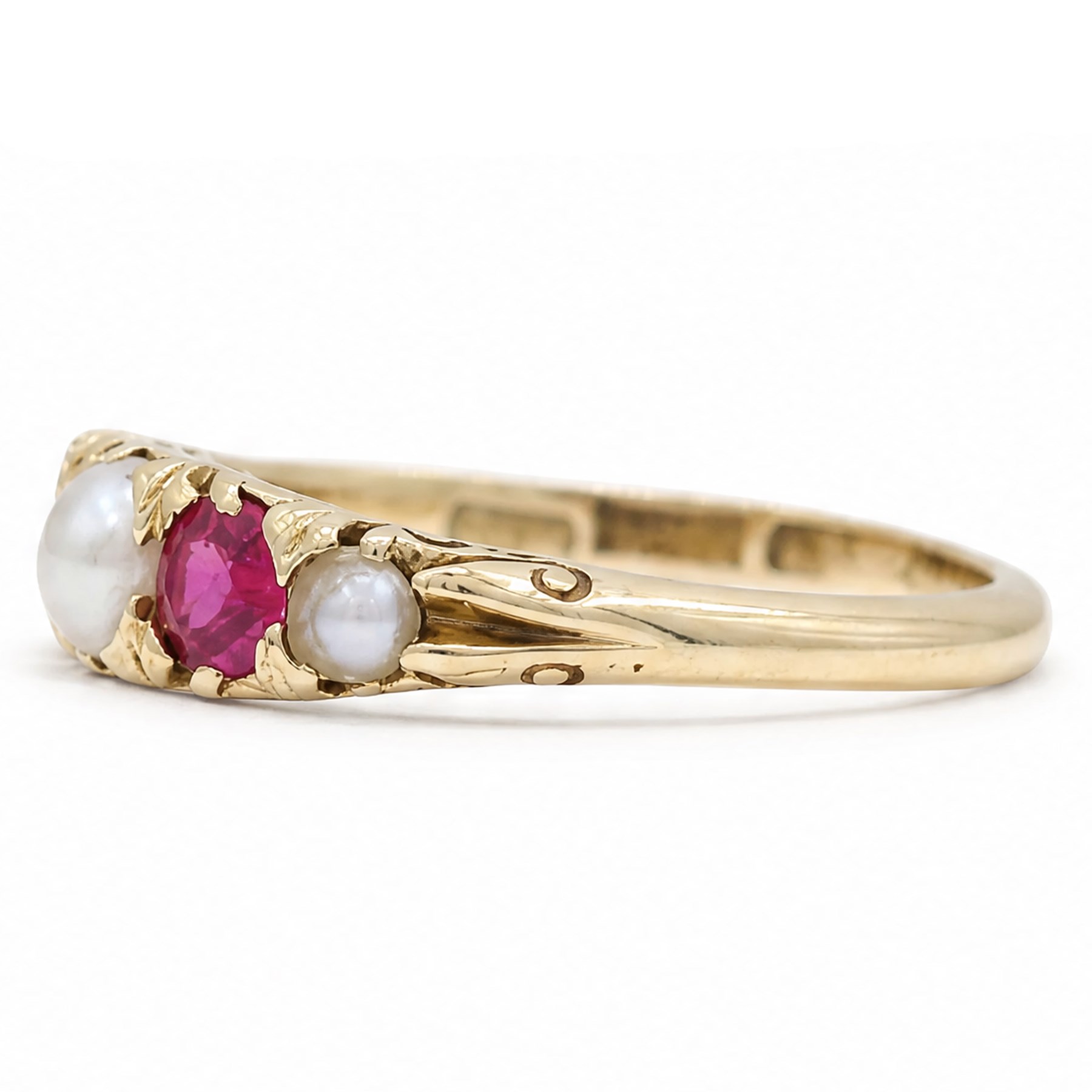 Early 20th century synthetic ruby and pearl ring, set with three split pearls and two round cut rubies, stamped 18ct