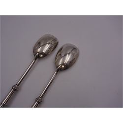 Pair of Arts & Crafts silver salad servers, each with tapering cylindrical handle, hallmarked William Hutton & Sons Ltd, London 1901, L27cm