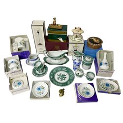 Spode Green Camilla pattern ceramics, together with a Wedgwood Etruscan Dance trinket box, Aynsley Mouse Trap figure, Coalport thatched cottage and a collection of other Wedgwood ceramics, some with boxes