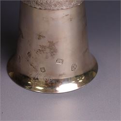 Late 20th century commemorative silver stirrup cup, surmounted by a naturalistically modelled horses head, with 'The Queens Silver Jubilee 1977' engraved to body, hallmarked London 1977, maker's mark RTH, H13cm