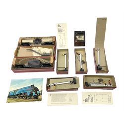 Trix Twin railway - two Weltrol wagons Nos.679 & 680 with factory packaging; Crane on Base No.715; and five various signals (three with instructions); all boxed (8)