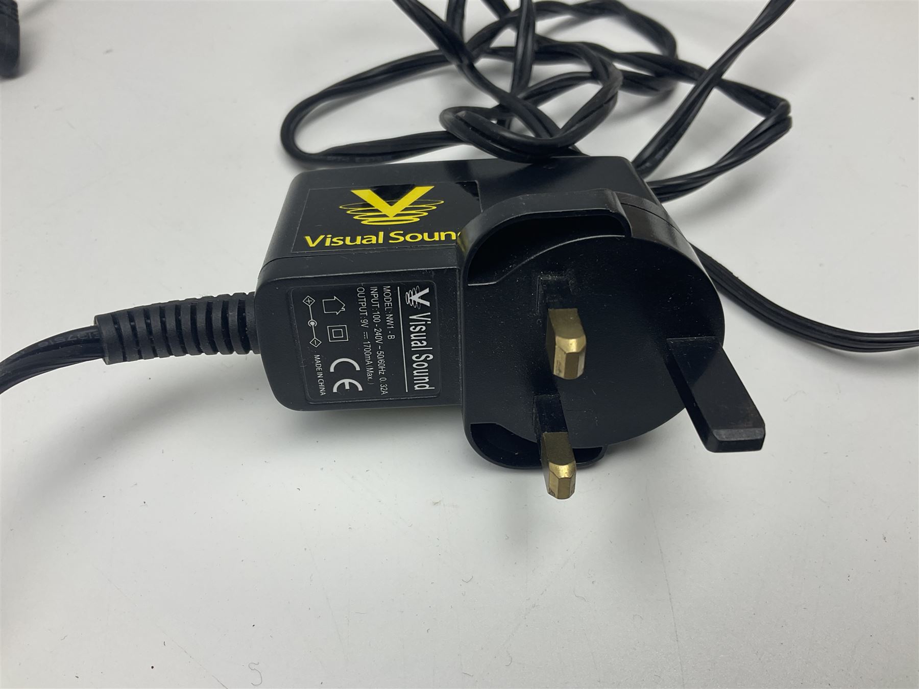 Boss TU-3 Chromatic Tuner; Tomsline Engineering ABR-1 Booster; Ibanez Mini Tube Screamer; Boss DB-30 Digital metronome etc