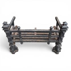 Late Victorian cast iron fireplace grate with turned and pointed finials