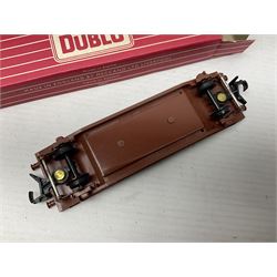Hornby Dublo - sixteen goods wagons comprising 4644 21-Ton Hopper Wagon, 4315 Horse Box (BR) with horse, 4316 Horse Box (SR) with horse, 4649 Low Sided Wagon with tractor, 4301, 4310, 4311, 4312, 4313, 4320, 4626, 4648, 4652, 4675, 4678 and B550200 (Mineral Wagon); all in red boxes (16)