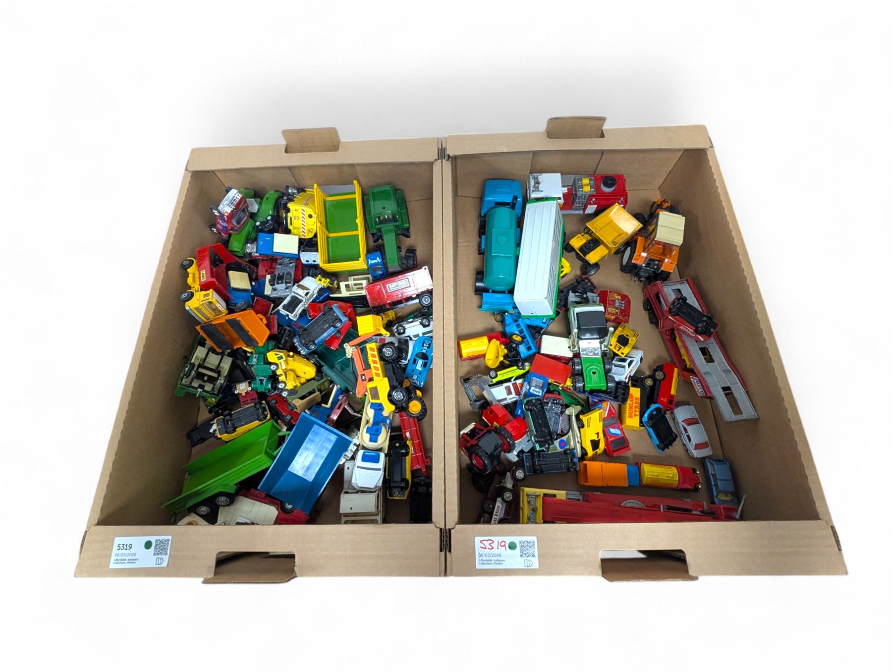 Collection of loose diecast vehicles including Dinky, Corgi, 
Matchbox, etc