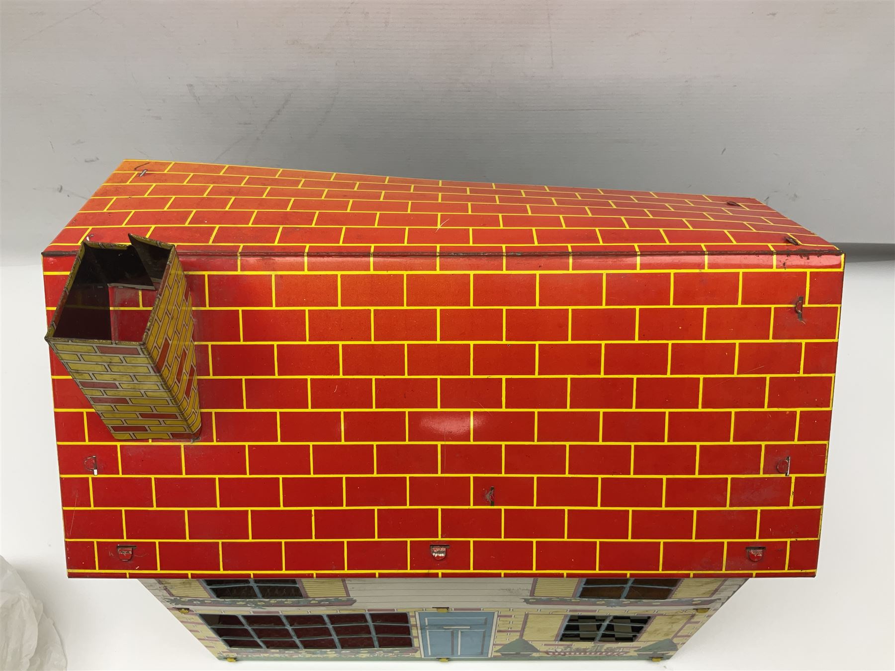 Mid-century Marx style tin dollhouse and quantity of dolls house furniture, H35cm