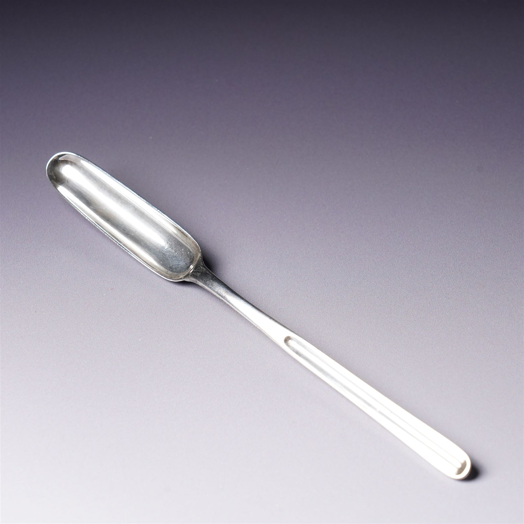 George II silver marrow scoop, the reverse engraved with a crest of a swan L22cm London 1736, makers mark rubbed