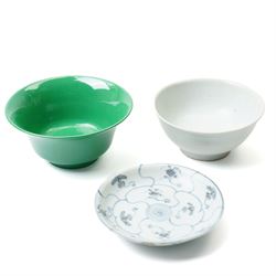 Chinese blue and white saucer dish D15cm and a white glazed bowl D15cm both from the Teksi...