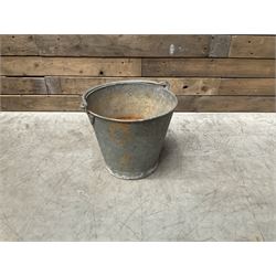 Vintage galvanised dolly tub with galvanised tub and two buckets