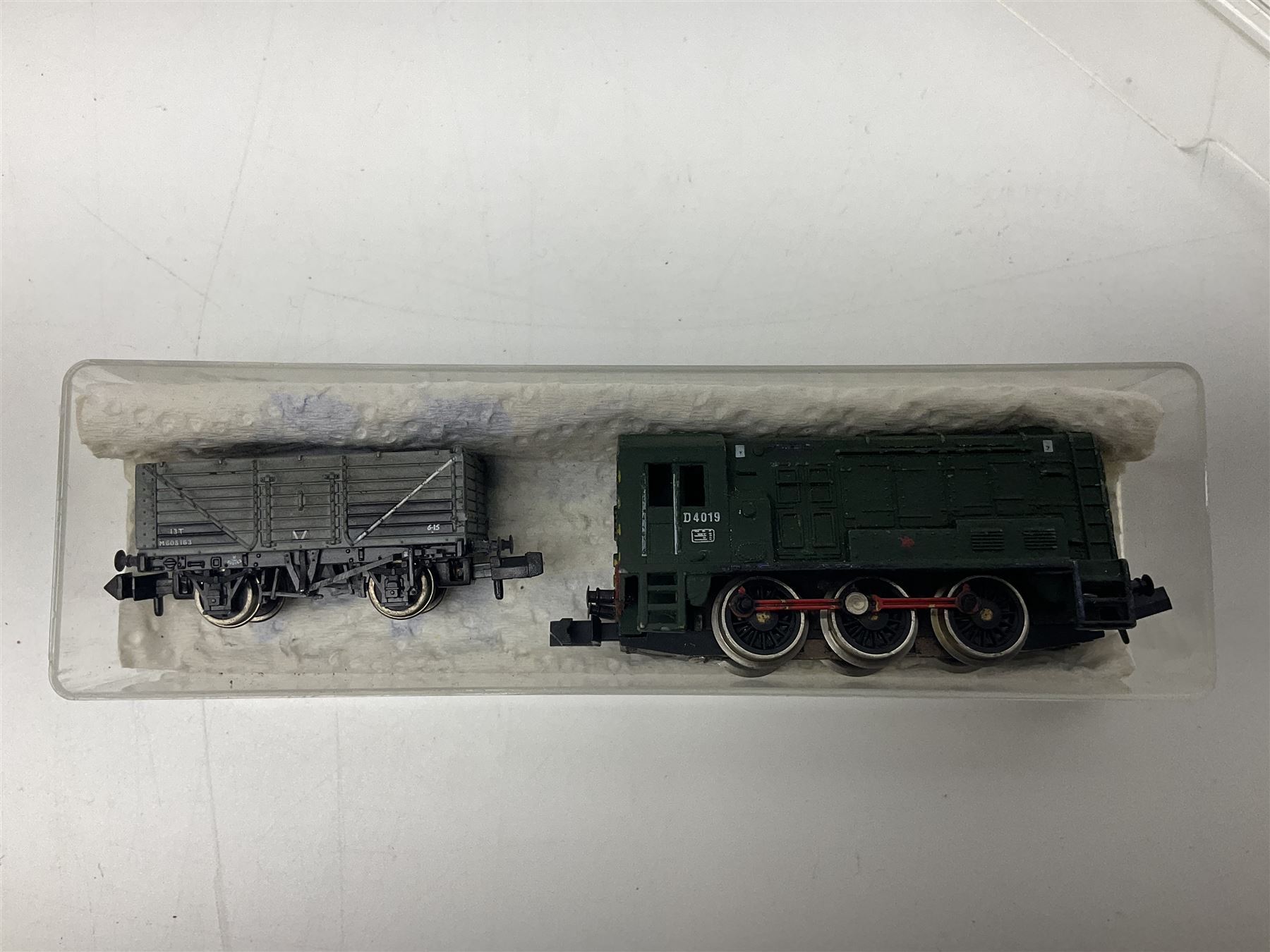 Graham Farish 'N' gauge -No.8125 HST Inter-City 125 set BR Blue Livery; No.8205 Inter-City Class 20 Diesel locomotive No.20142; both boxed; 0-6-0 Diesel Shunter No.D4019; and Bachmann open goods wagon; both unboxed (4)