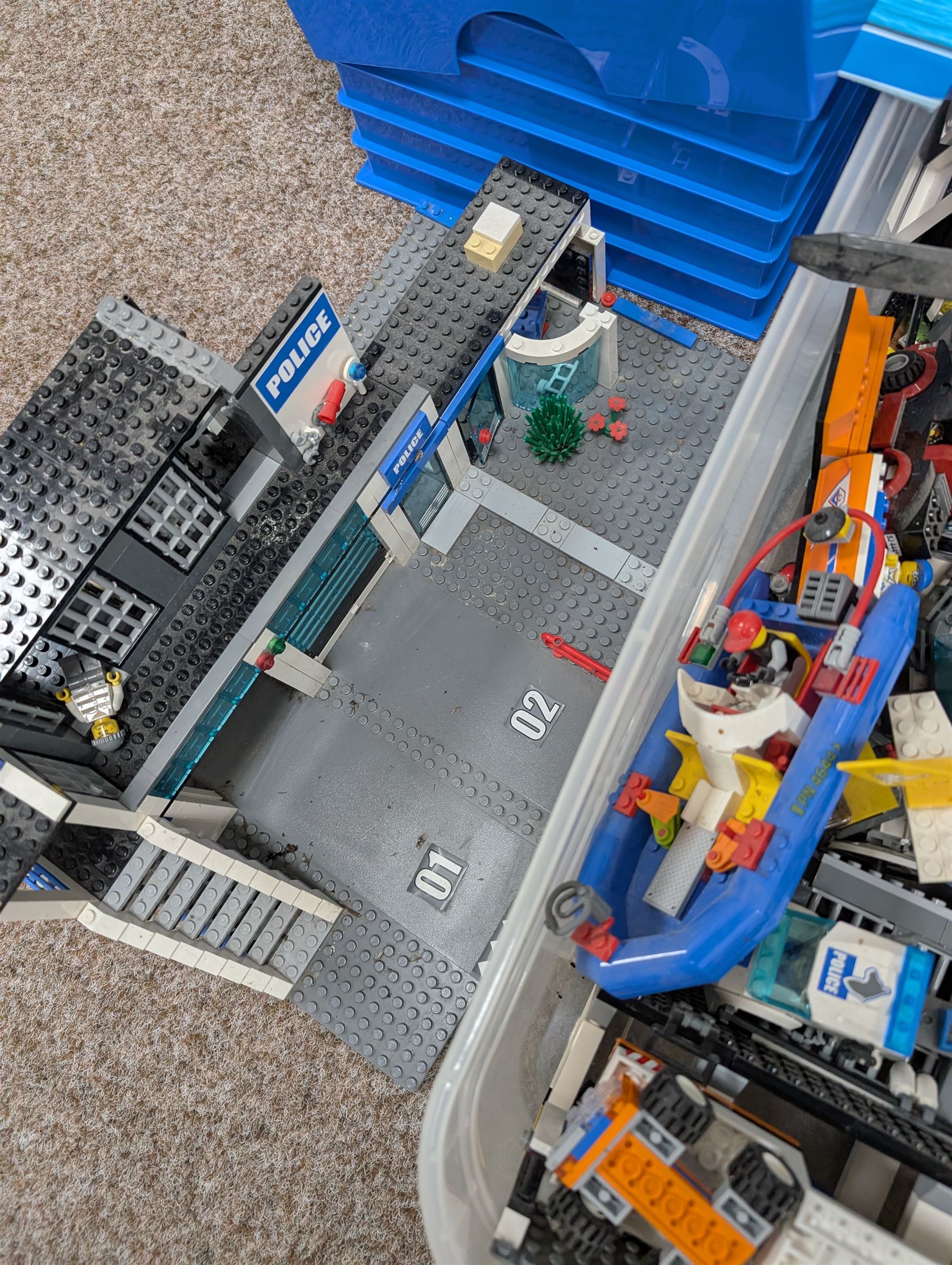 Large collection of Lego, including partially built vehicles, Police Station, Lego Creator 31010 and a collection of Lego instruction booklets