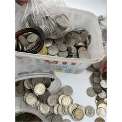 Mostly Great British pre-decimal coinage, including halfpennies, pennies, brass threepences, sixpence pieces, one shillings, two shillings and half crowns, small number of pre 1947 silver coins, small number of World coins etc