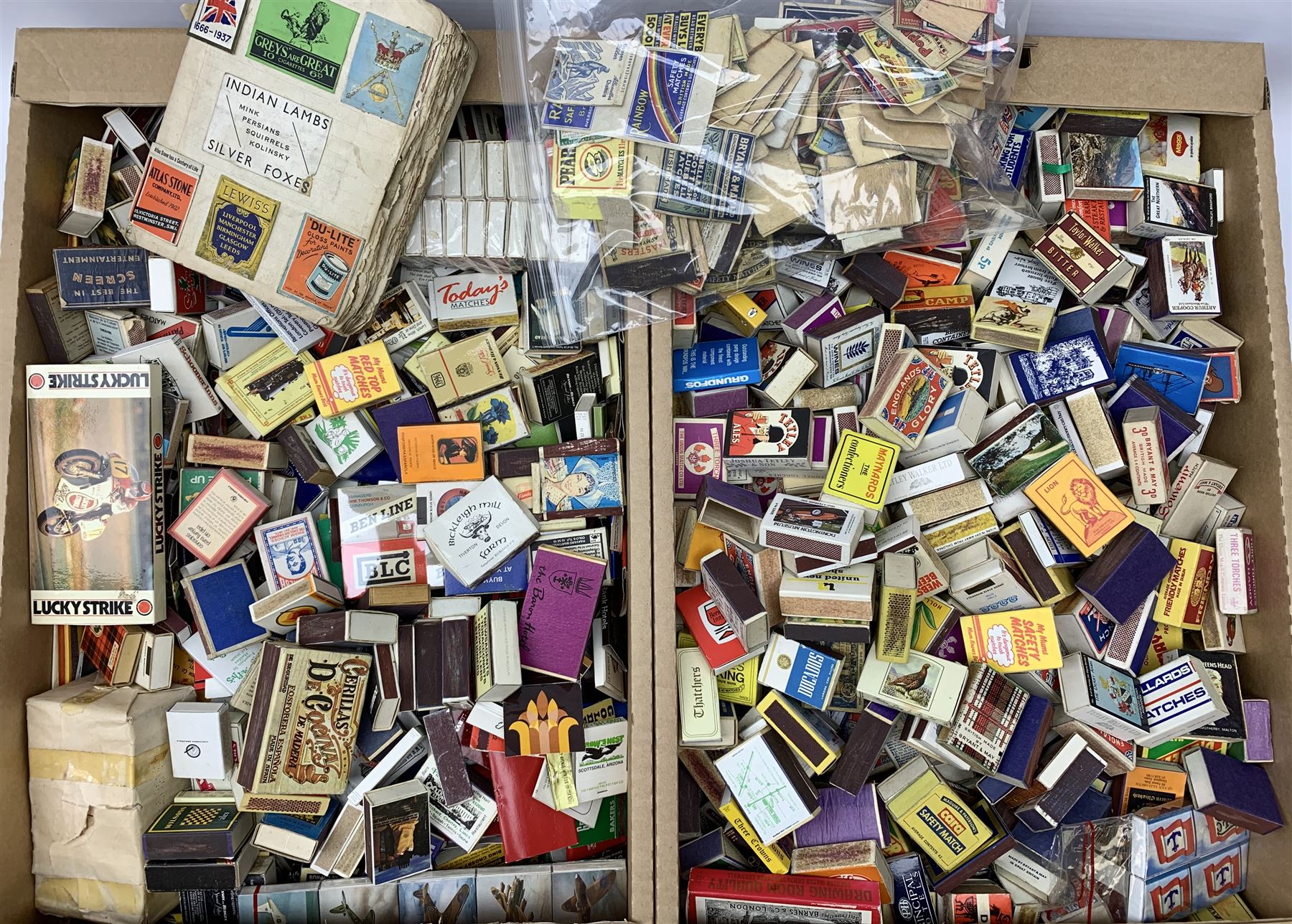 Phillumeny large quantity of matchbox labels and matchbooks, various