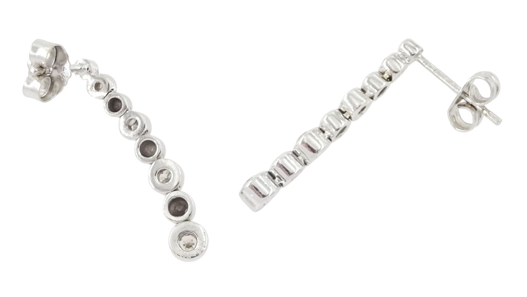 Pair of 18ct white gold round brilliant cut diamond stud earrings, Sheffield 2002, total diamond weight approx 0.25 carat